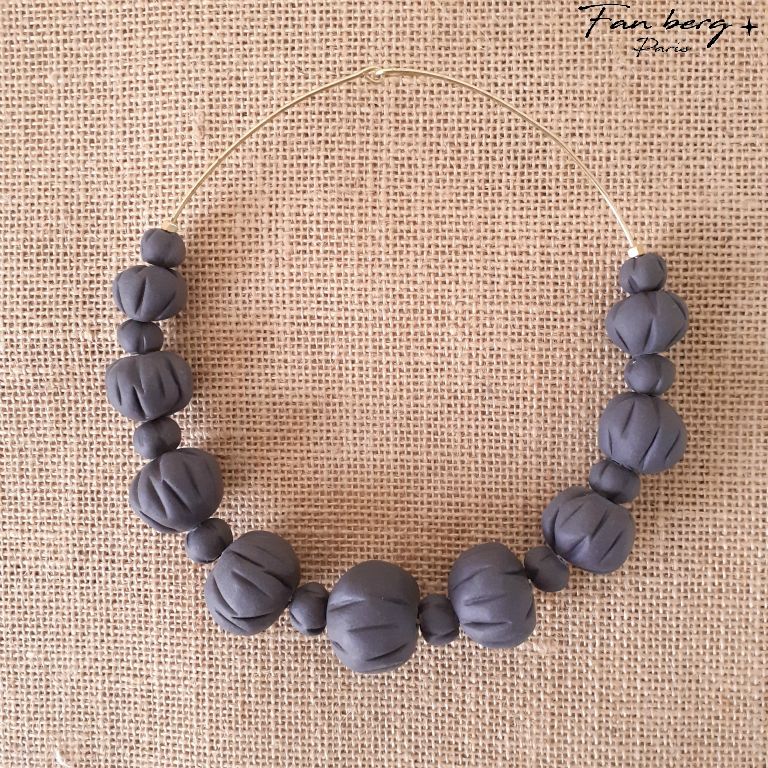 Perles de porcelaine noire / monture laiton massif - 46 cm