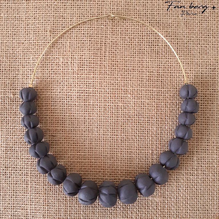 Perles de porcelaine noire / monture laiton massif - 46 cm