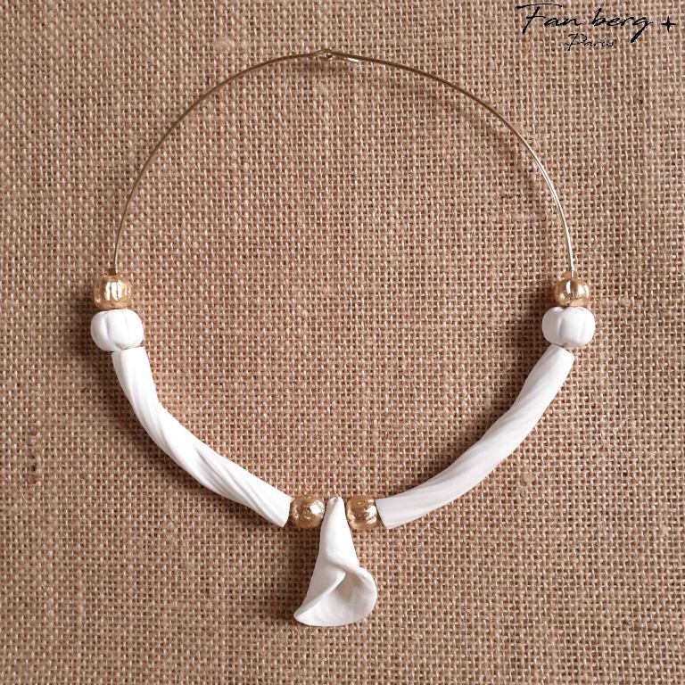 Perles, tubes, petit arum de porcelaine / monture laiton massif  - dorure à la feuille sur perles - 46 cm 
