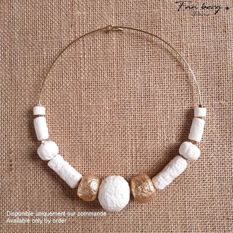 Perles et tubes de porcelaine / monture laiton massif  - dorure à la feuille sur perles - 46 cm 